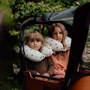 Детская подушка-подголовник для путешествий Vanilla Copenhagen "Lady Lovebug", молочная